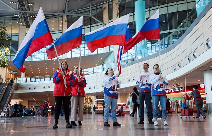 Волонтёры Подмосковья встретили параолимпийцев в аэропорту Домодедово!